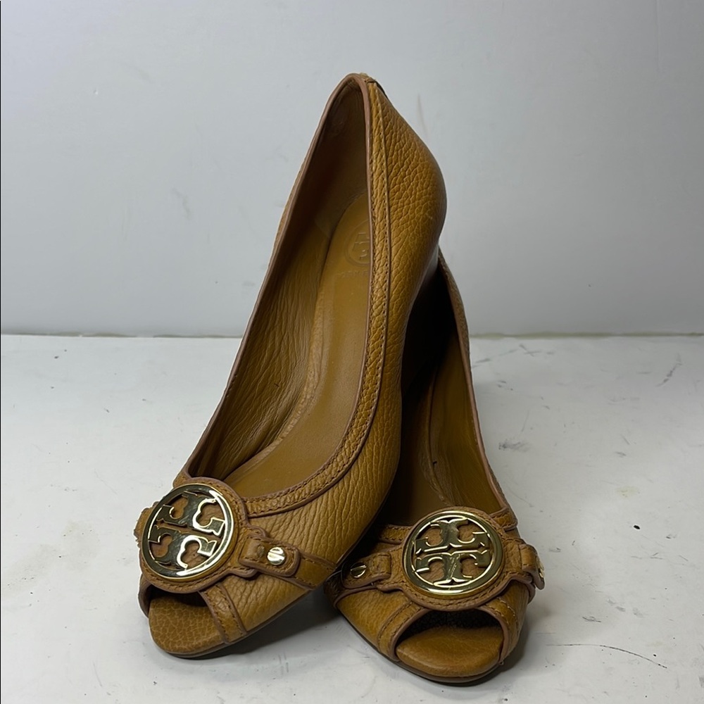 Tory Burch Tan Heels with Gold Medallion - Picture 4 of 5